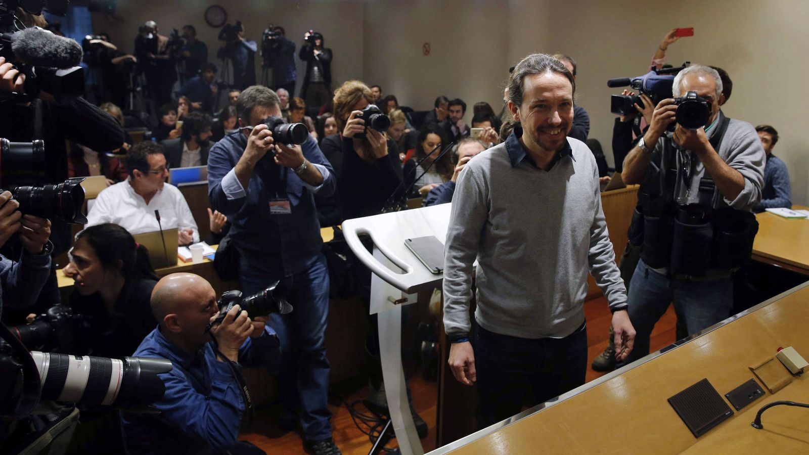Foto: El secretario general de Podemos, Pablo Iglesias, tras reunirse con Pedro Sánchez durante la ronda de contactos para la investidura del líder socialista. (EFE)