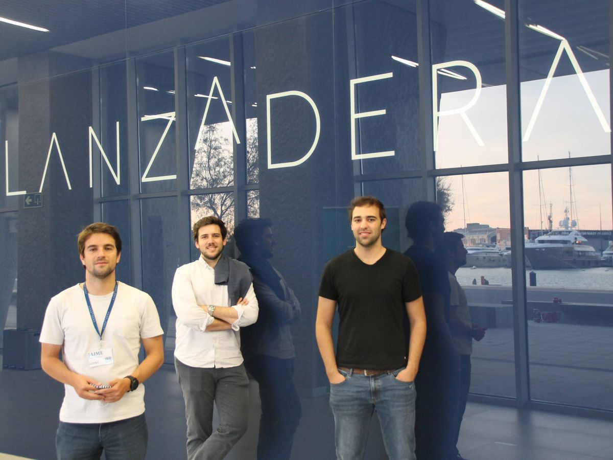 Foto: Jaime Martínez de Velasco, junto a los otros dos fundadores de la empresa, Pablo Portillo y Ramón Servalls. Foto: Cuyna