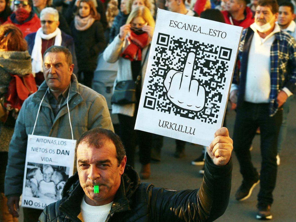 Foto: Protesta contra el pasaporte covid en San Sebastián. (EFE/Gorka Estrada)