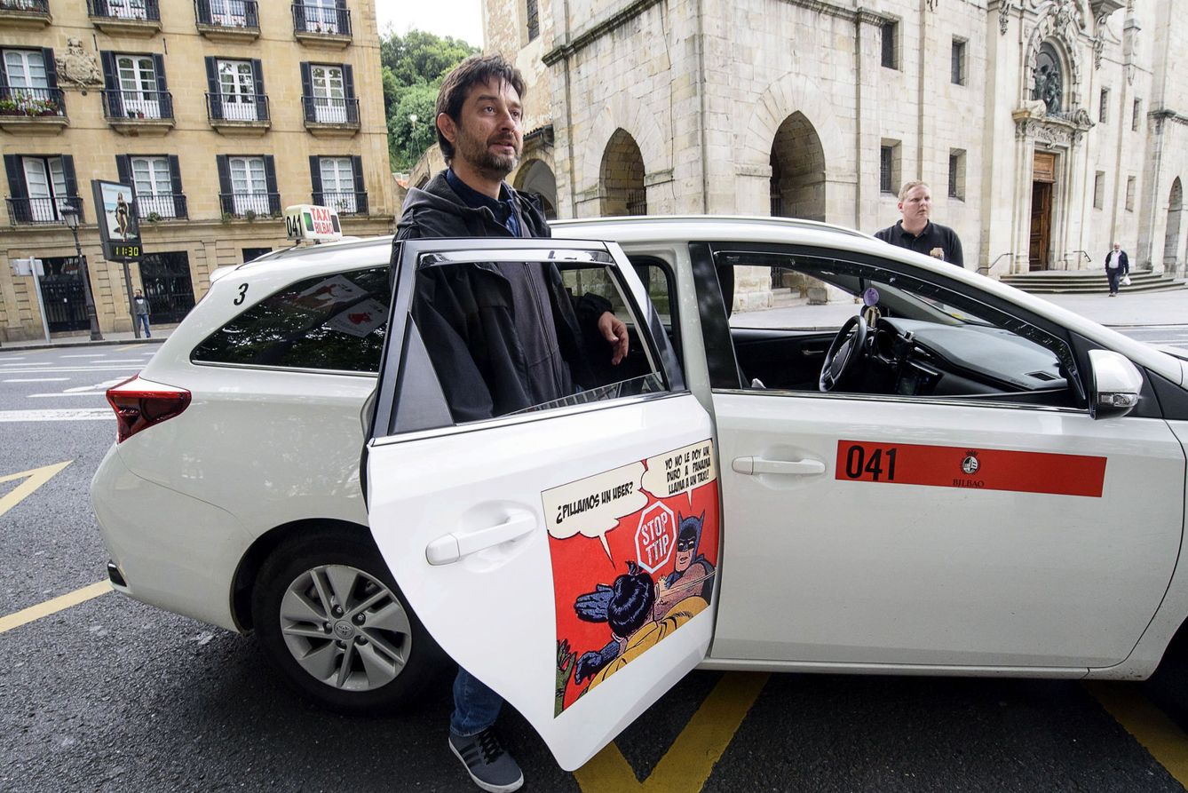 El diputado de Unidos Podemos Rafael Mayoral en una imagen de archivo apoyando al taxi. (EFE)