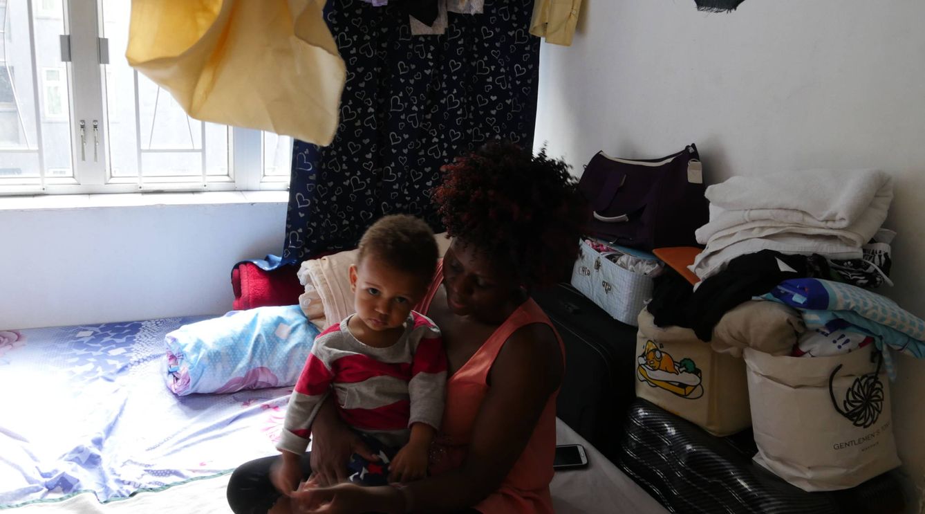 Sarah y su hijo Dylan en una pequeña habitación en las Chungking Mansions. (E. Fernández)