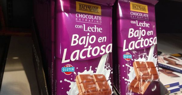 Foto: Chocolate con leche bajo en lactosa de Hacendado. (El Confidencial)