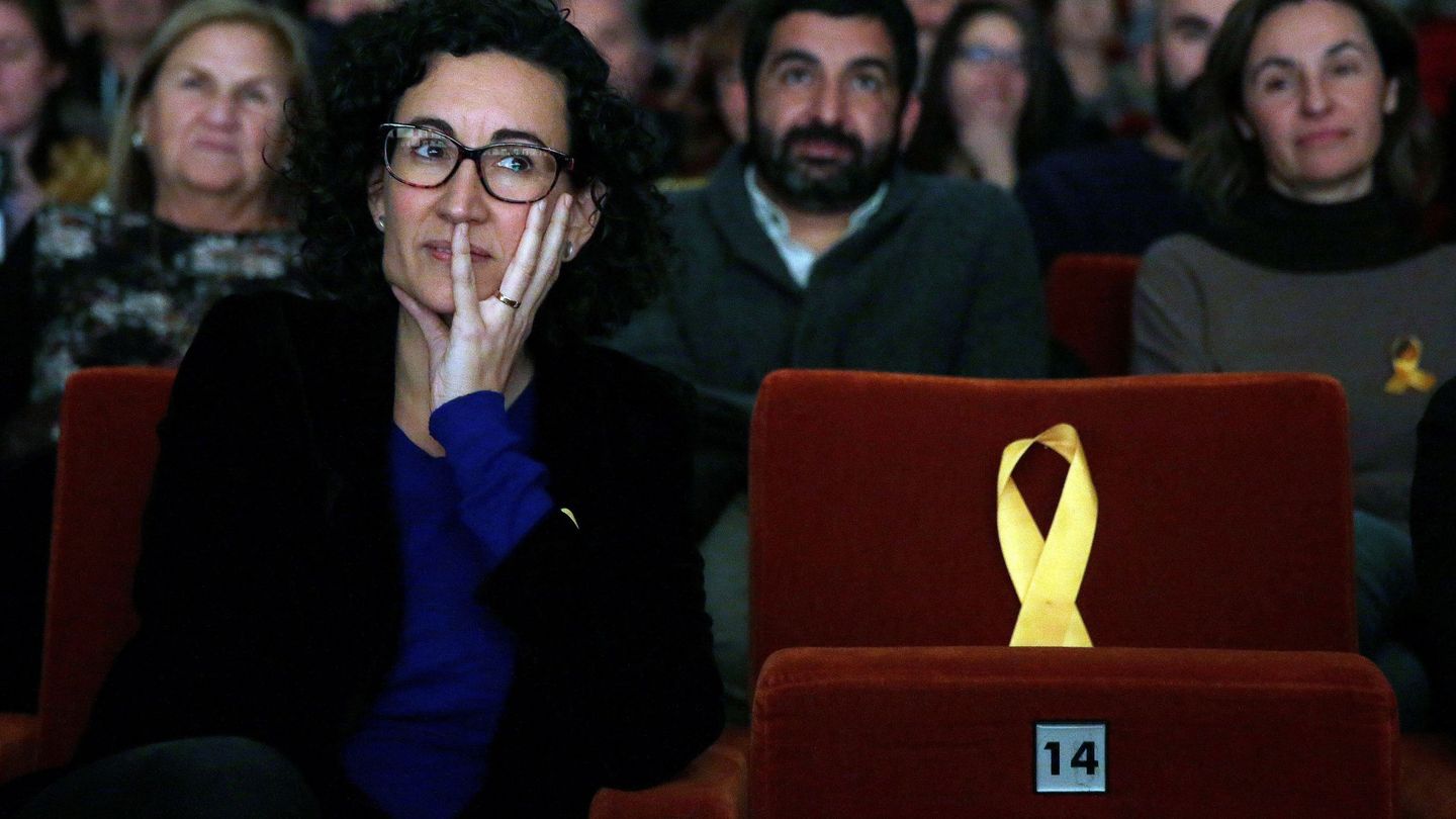 Marta Rovira junto a un asiento vacío dedicado al encarcelado Oriol Junqueras. (EFE)