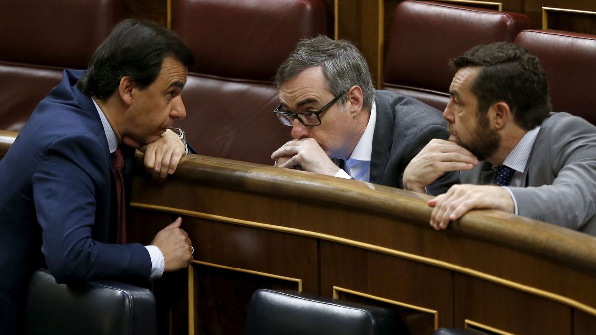 El PP prepara las salidas a la crisis de Madrid para que Rajoy decida al volver de Argentina