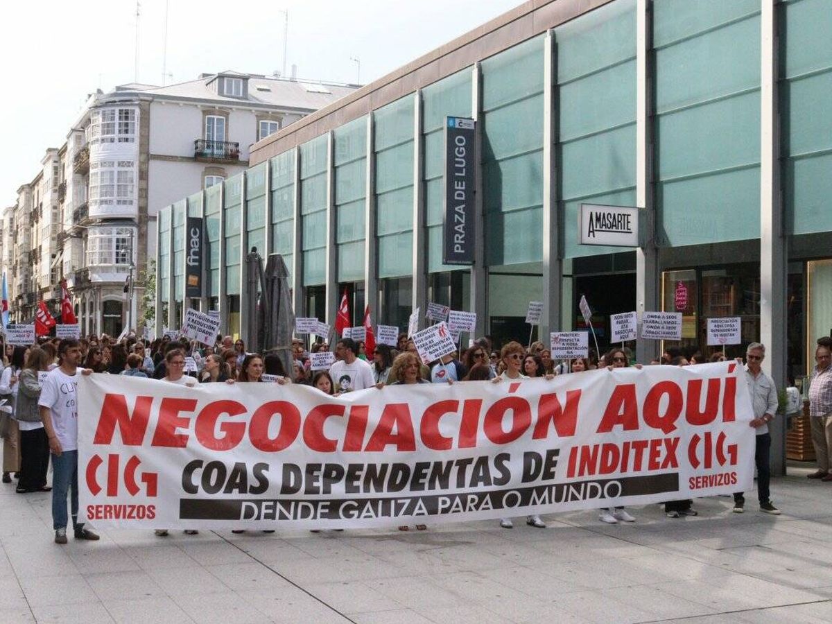 Foto: Huelga de las dependientas de Inditex en A Coruña en el inicio de las rebajas. (Cedida: CIG)