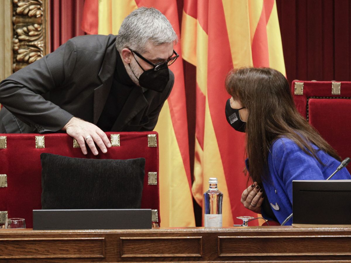 Foto: Laura Borràs, en el Parlament, junto a un diputado de la CUP. (EFE/Quique García)