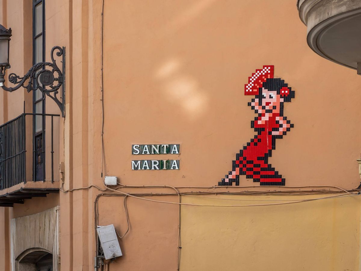 Foto: Uno de los mosaicos de Invader en Málaga y que se colocó en un edificio considerado BIC. (Alamy/Diego Grandi)