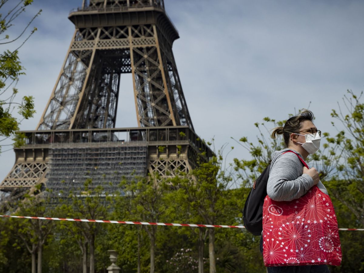 Foto: Una mujer, frente a la torre Eiffel. (EFE)