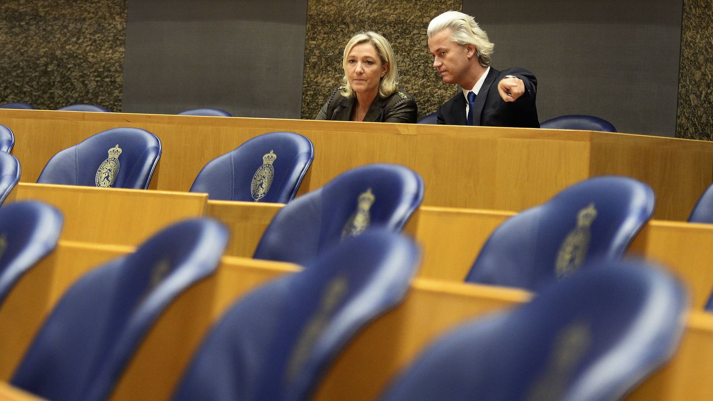 Geert Wilders le enseña el Parlamento holandés a Marine Le Pen, en noviembre de 2013. (Reuters)