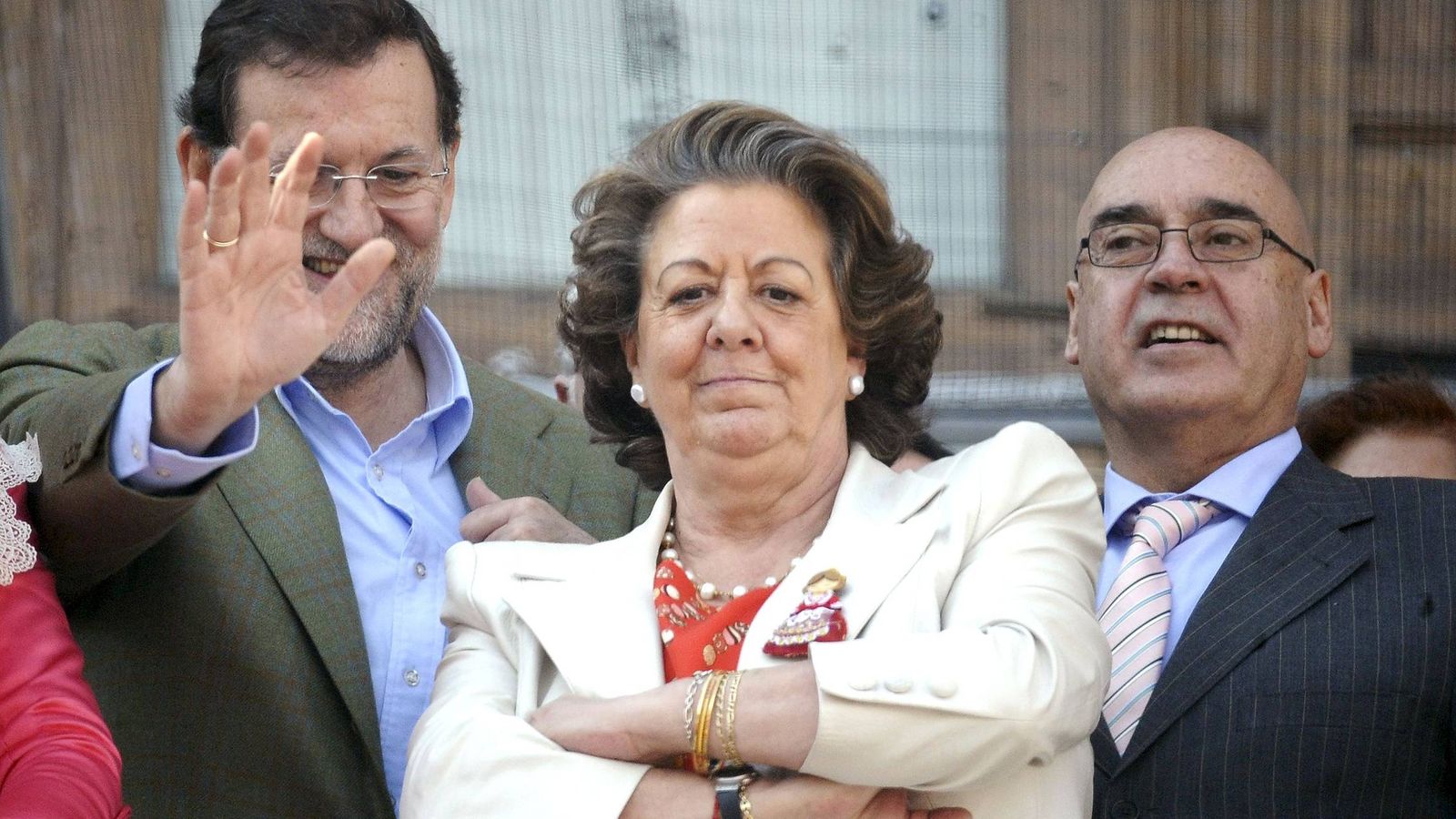Foto: La alcaldesa de Valencia, Rita Barberá, junto al presidente Rajoy y el expresidente del Senado, Javier Roja. (EFE)