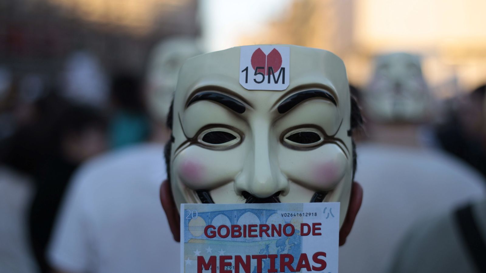 Foto: El 15m sale a la calle en Madrid bajo el lema "Fuera mafia, hola democracia". (EFE)