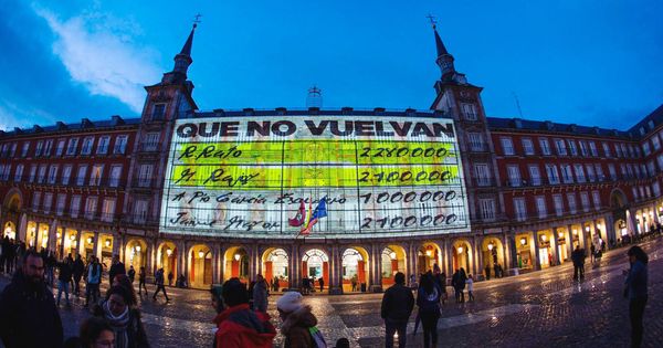 Foto: Proyectan imágenes de 'papeles de Bárcenas' en la Plaza Mayor de Madrid. (EFE)