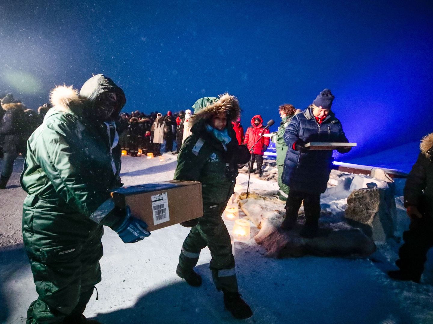 Científicos transportando semillas al almacén en Longyearbyen, localidad de las islas Svalbard. (EFE)