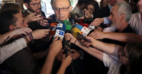 Foto: El ministro de Hacienda, Cristóbal Montoro, rodeado de periodistas en un acto en Madrid. (EFE)