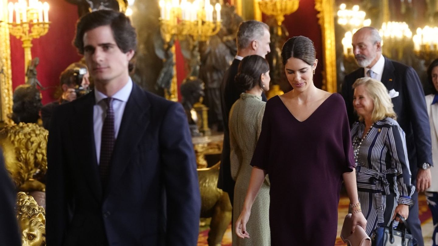 Los duques de Huéscar durante la recepción de hoy en el Palacio Real. (Limited Pictures)