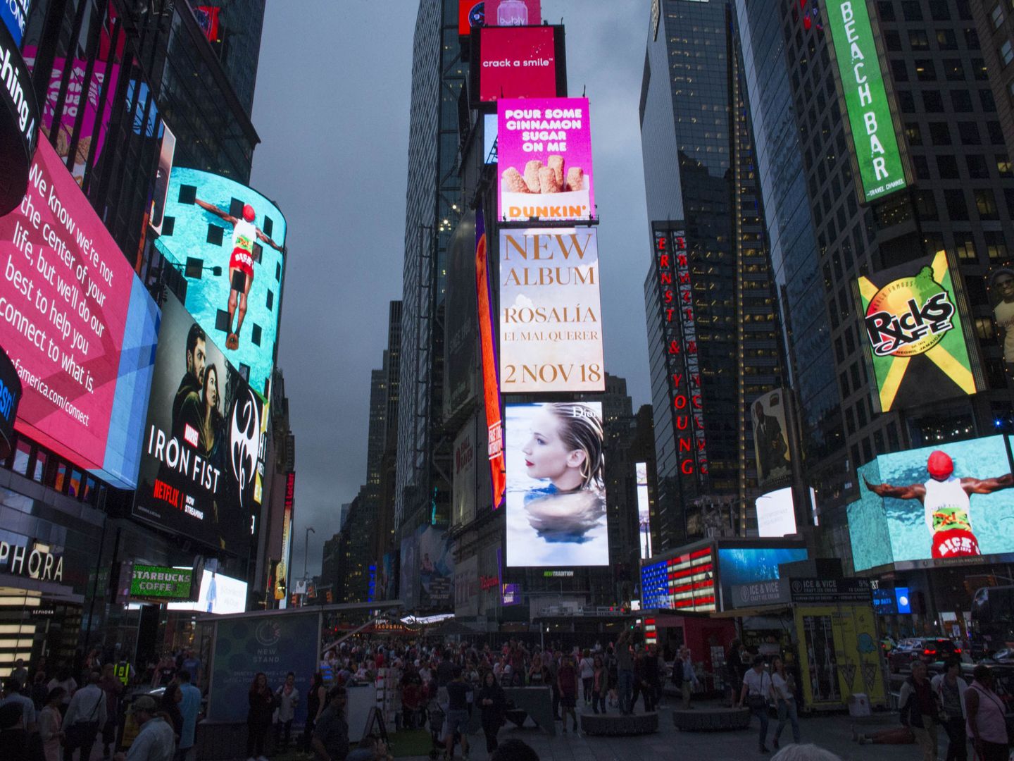 Anuncio con la fecha de lanzamiento del nuevo disco 'El mal querer' de Rosalía en Times Square, la plaza más concurrida de Nueva York (EFE)