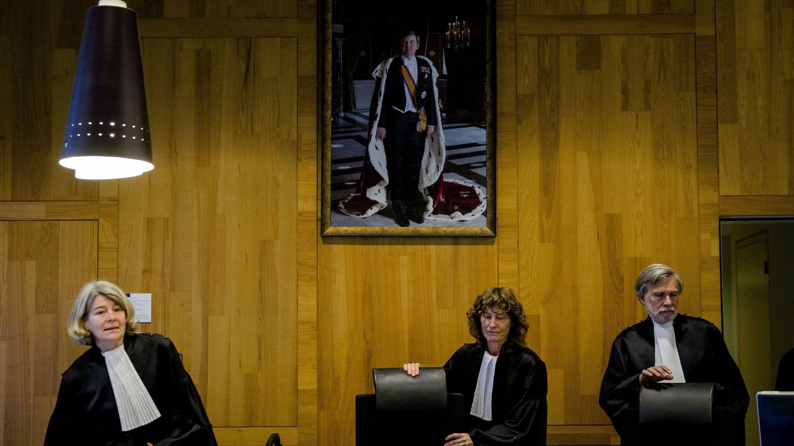 Foto: Los jueces toman asiento antes de retomar el juicio entre la Federación rusa y la petrolera Yukos Universal en la Corte Permanente de Arbitraje de La Haya. (EFE)