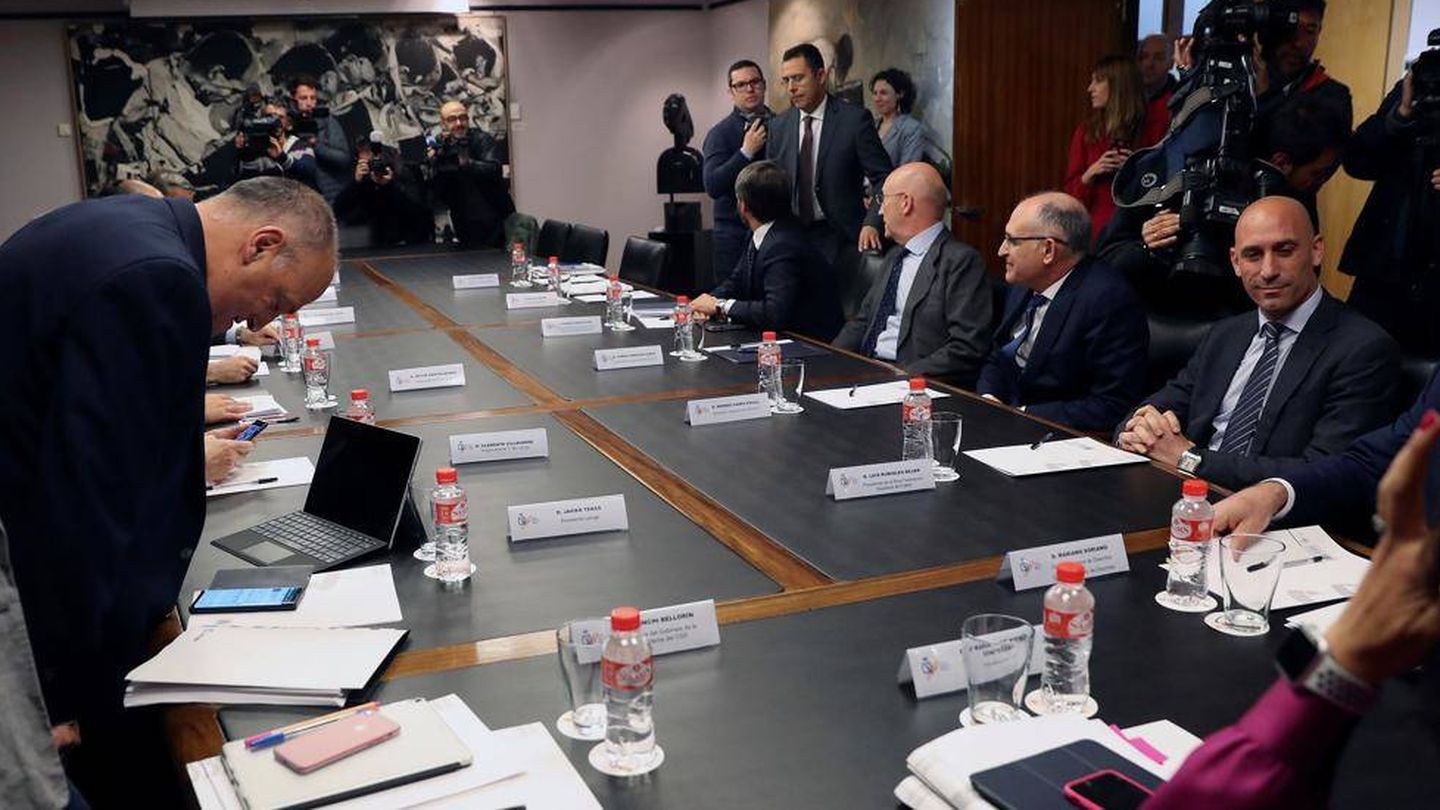 Javier Tebas, a la izquierda, y Luis Rubiales, durante una reunión en el Consejo Superior de Deportes. (CSD)