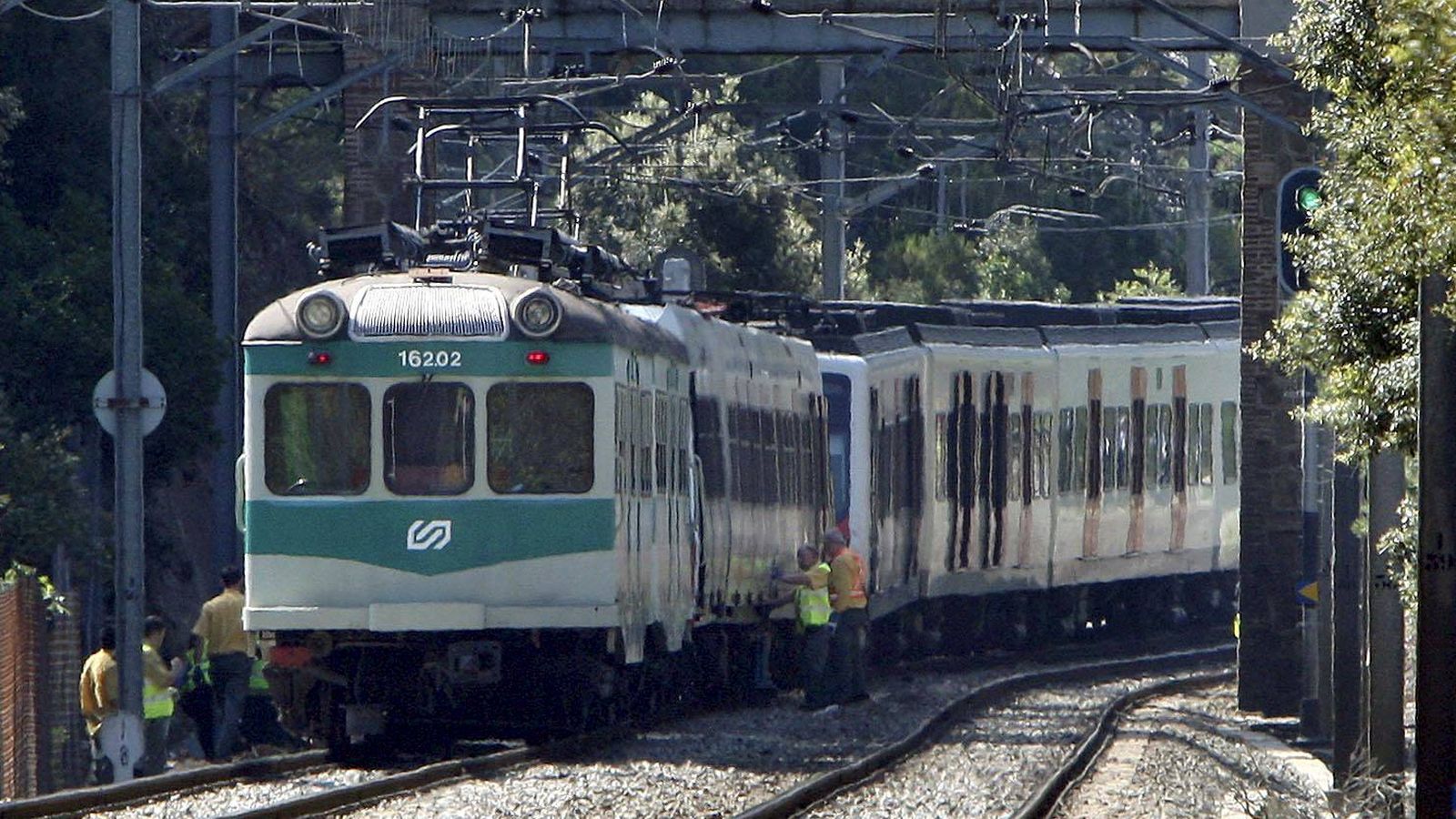 Foto: Foto de archivo de dos trenes de los Ferrocarrils de la Generalitat (FGC). (EFE)