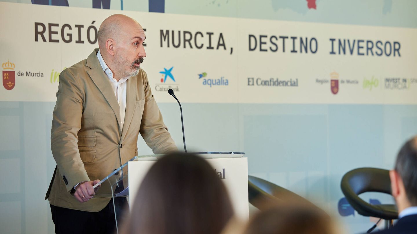 El director de El Confidencial, Nacho Cardero, en el discurso de bienvenida del foro 'Región de Murcia, destino inversor'. (EC)