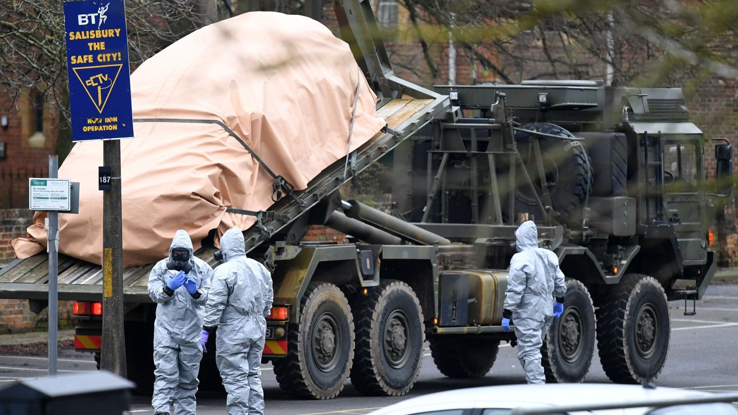 Personal militar con trajes especiales tras el ataque con gas nervioso a Sergei Skripal en Salisbury, Reino Unido. (Reuters)