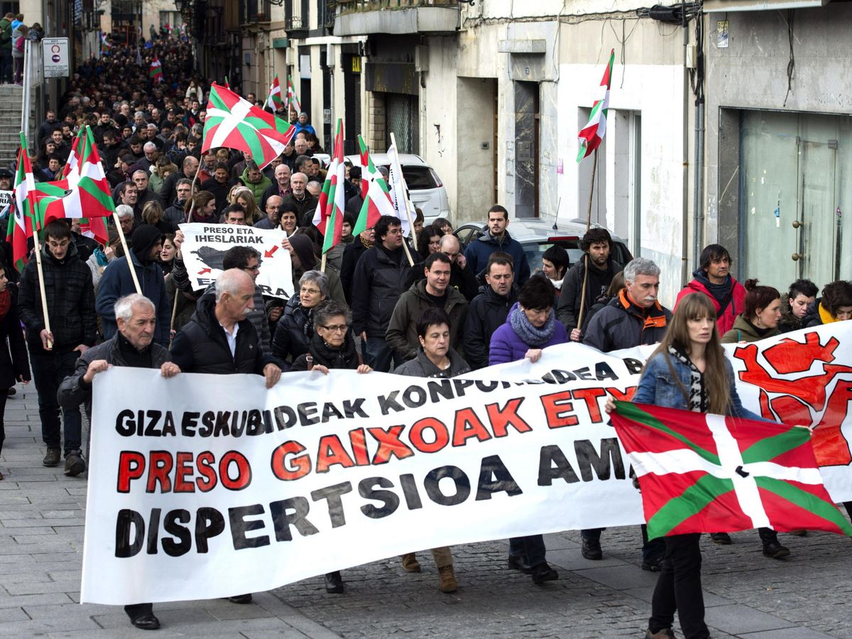 Foto: Manifestación en Arrasate para pedir la libertad de los presos de ETA enfermos y el fin de la dispersión