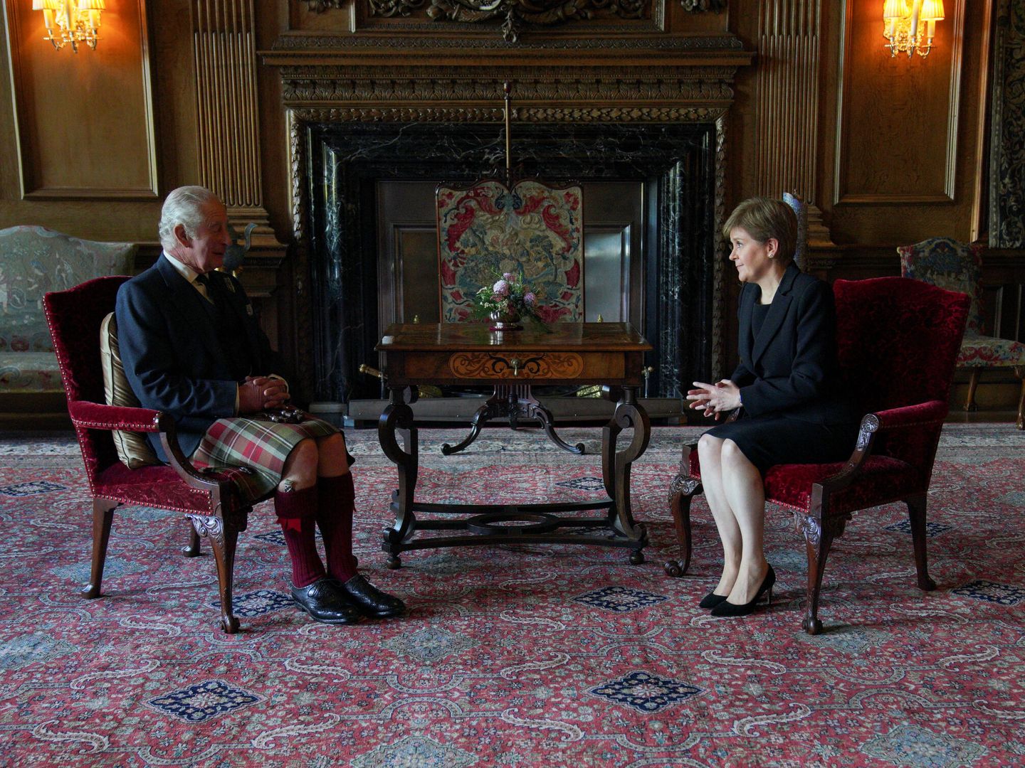 La primera ministra de Escocia, Nicola Sturgeon y Carlos III. (Reuters/Pool/Peter Byrne)