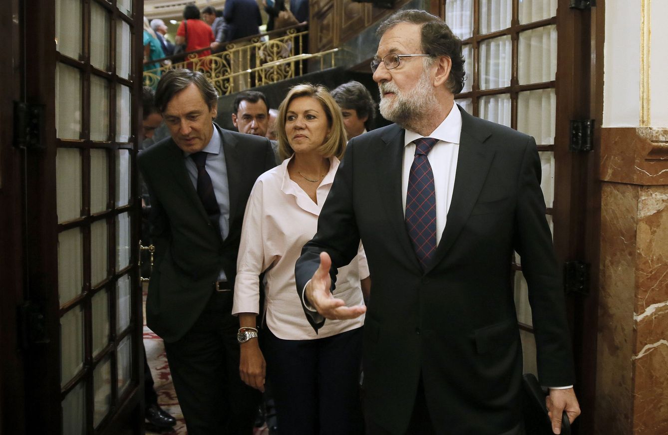 Rajoy abandona el hemiciclo del Congreso. (EFE)