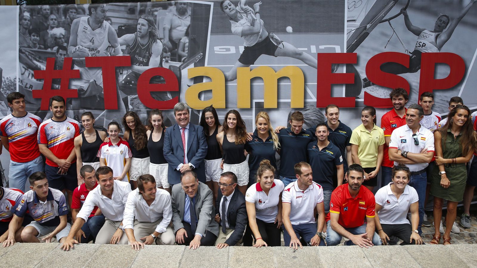Foto: Miguel Cardenal, rodeado de deportistas, en la presentación del hashtag del deporte español para Río. (EFE)