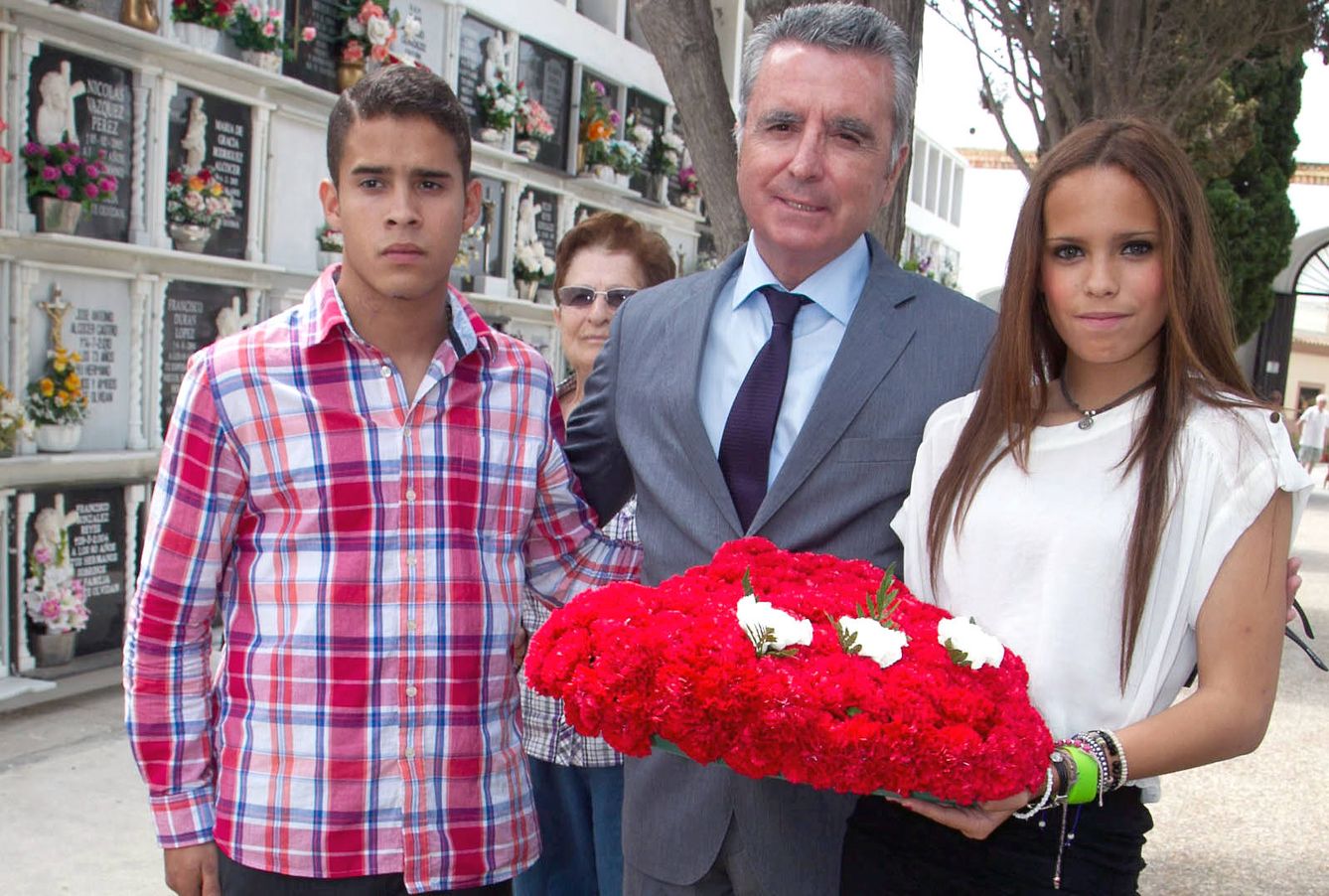José Ortega Cano junto a sus hijos, Gloria Camila y Jose Fernando.