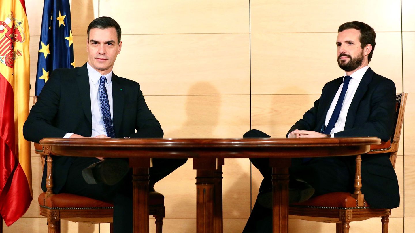 Pedro Sánchez y Pablo Casado, reunidos este lunes en el Congreso. (Reuters)