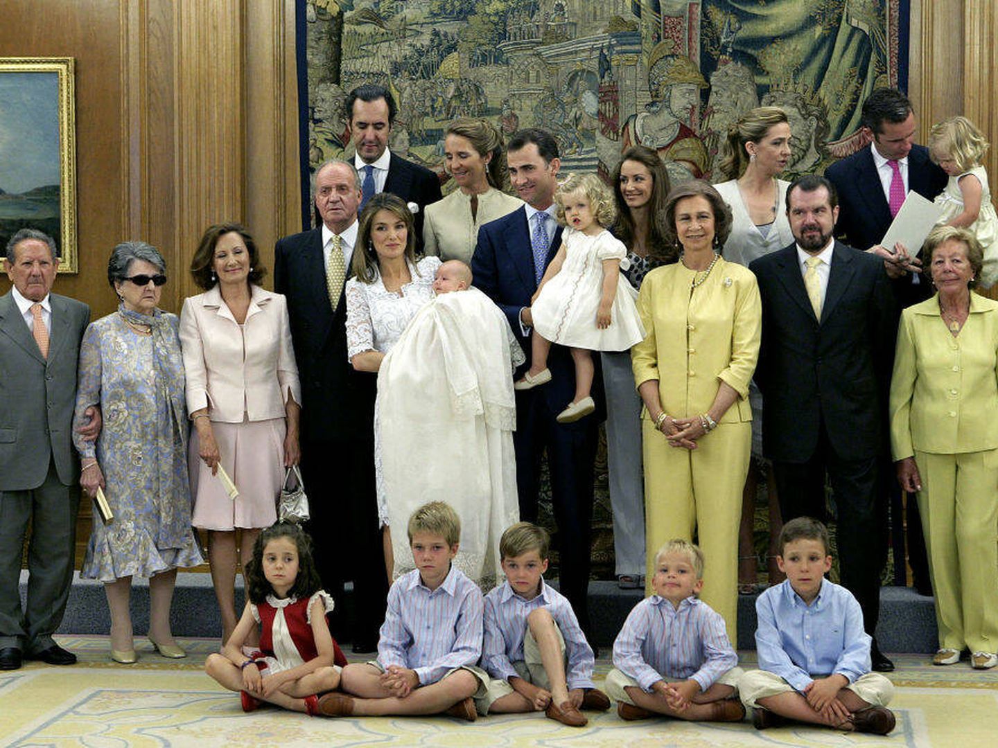  Foto de familia durante el bautizo de la infanta Sofía. (EFE/Casa Real)