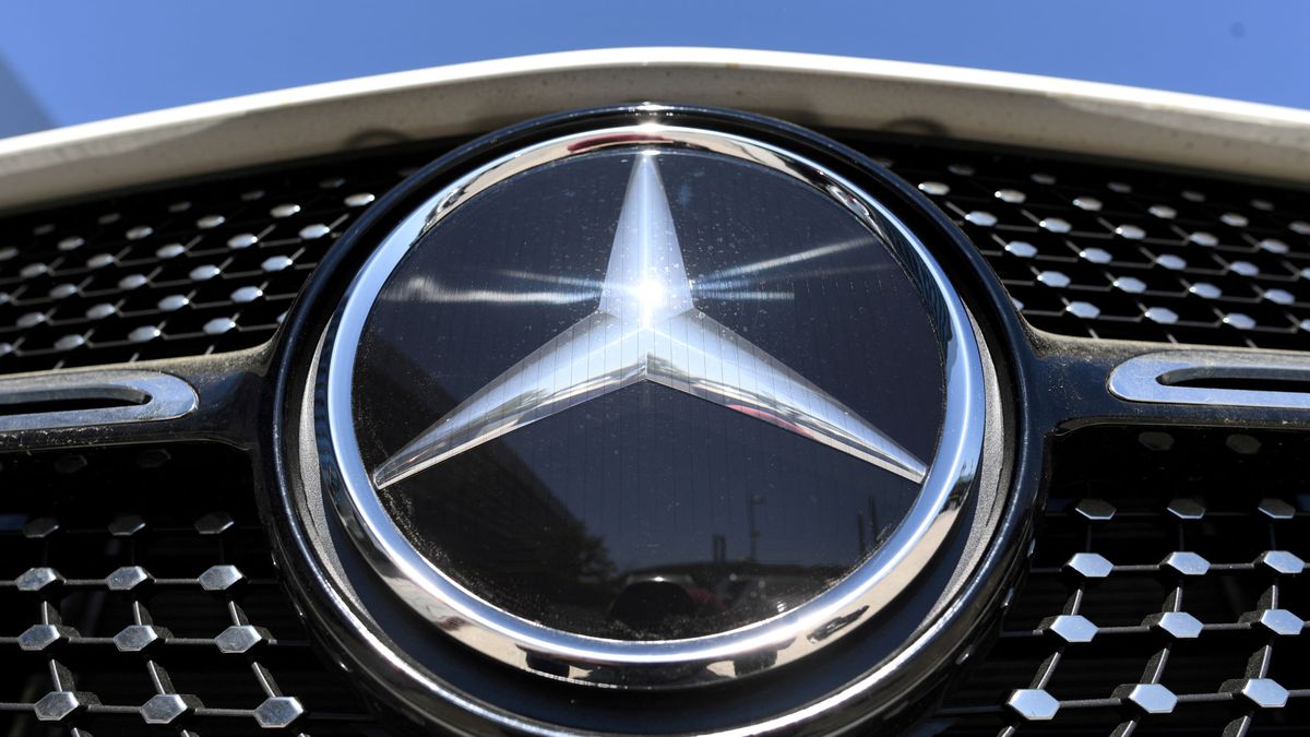 Daimler estudia la venta de sus concesionarios y talleres en España y UK