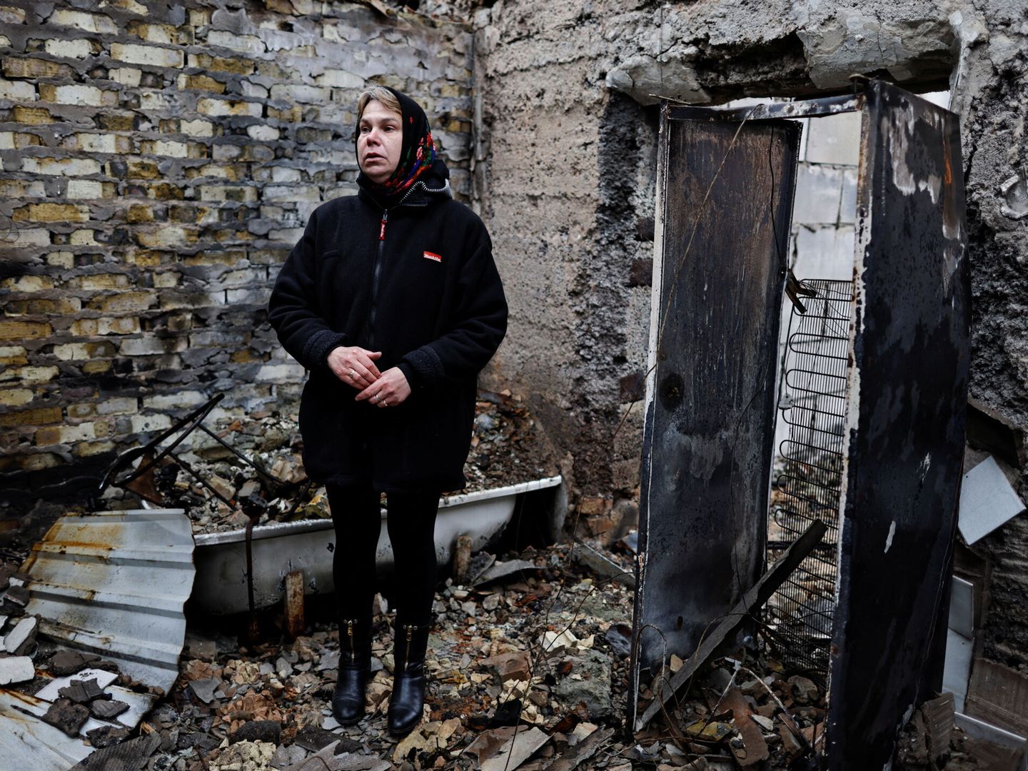 Iryna Abramova dentro de su casa destrozada por los bombardeos en Bucha. (Reuters/Zohra Bensemra)