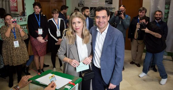 Foto: Juanma Moreno y su esposa, Manuela Villena, votando. (EFE)