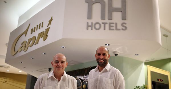 Foto: El consejero delegado de la cadena hotelera española NH, Ramón Aragonés (dcha), y el responsable en Latinoamérica, Eduardo Bosch (izda.). (EFE)