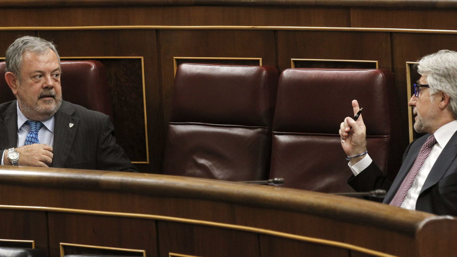 Foto: El diputado de CiU Josep Sánchez Llibre (d) conversa con el del PNV Pedro María Azpiazu. (EFE)