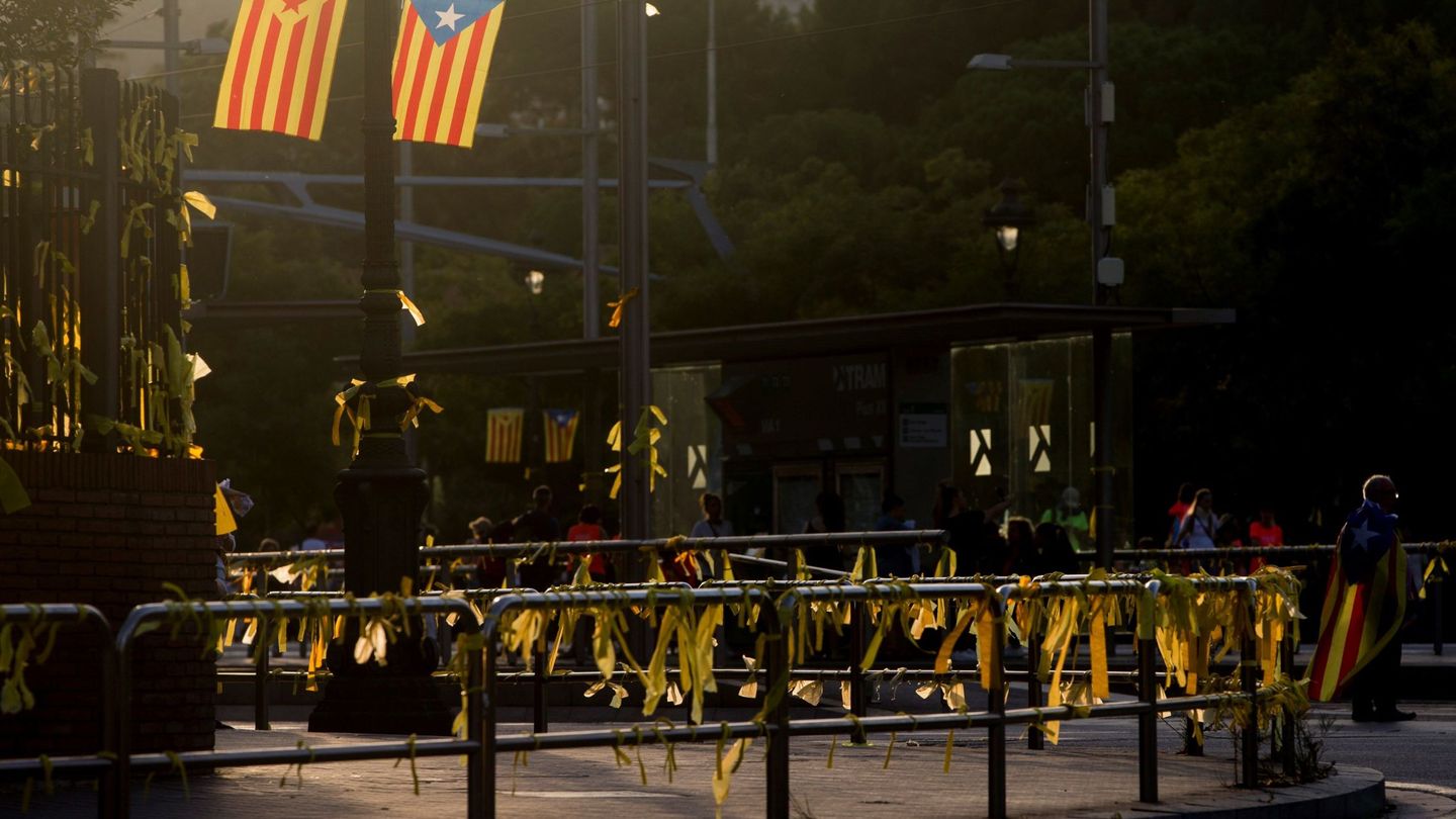 Cientos de lazos amarillos cuelgan en la Diagonal de Barcelona tras la Diada. (EFE)