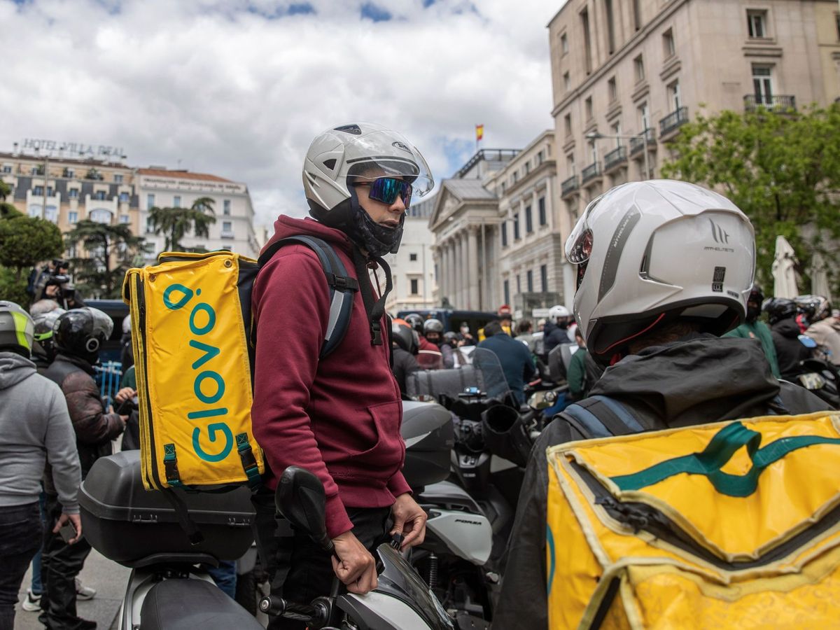 Foto: Decenas de repartidores, los denominados 'riders', durante la manifestación protagonizada este martes en el centro de Madrid en protesta por la nueva ley. (EFE)