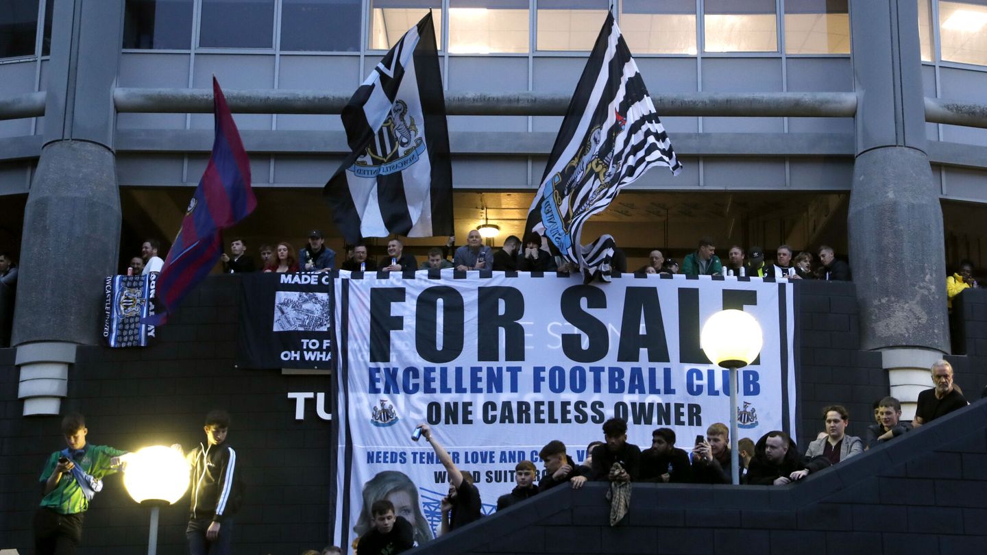 Los fans del Newcastle celebran la venta del club. (Reuters)