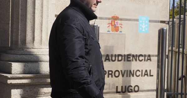 Foto: Jorge Dorribo, a su salida de la Audiencia Provincial de Lugo. (EFE)