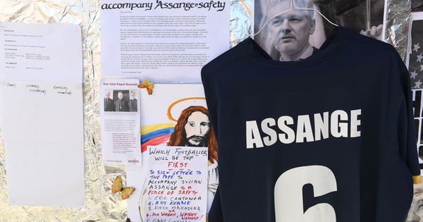 Foto: Mensajes de apoyo a Julian Assange en el exterior de la Embajada de Ecuador en Londres, en agosto de 2018. (EFE)