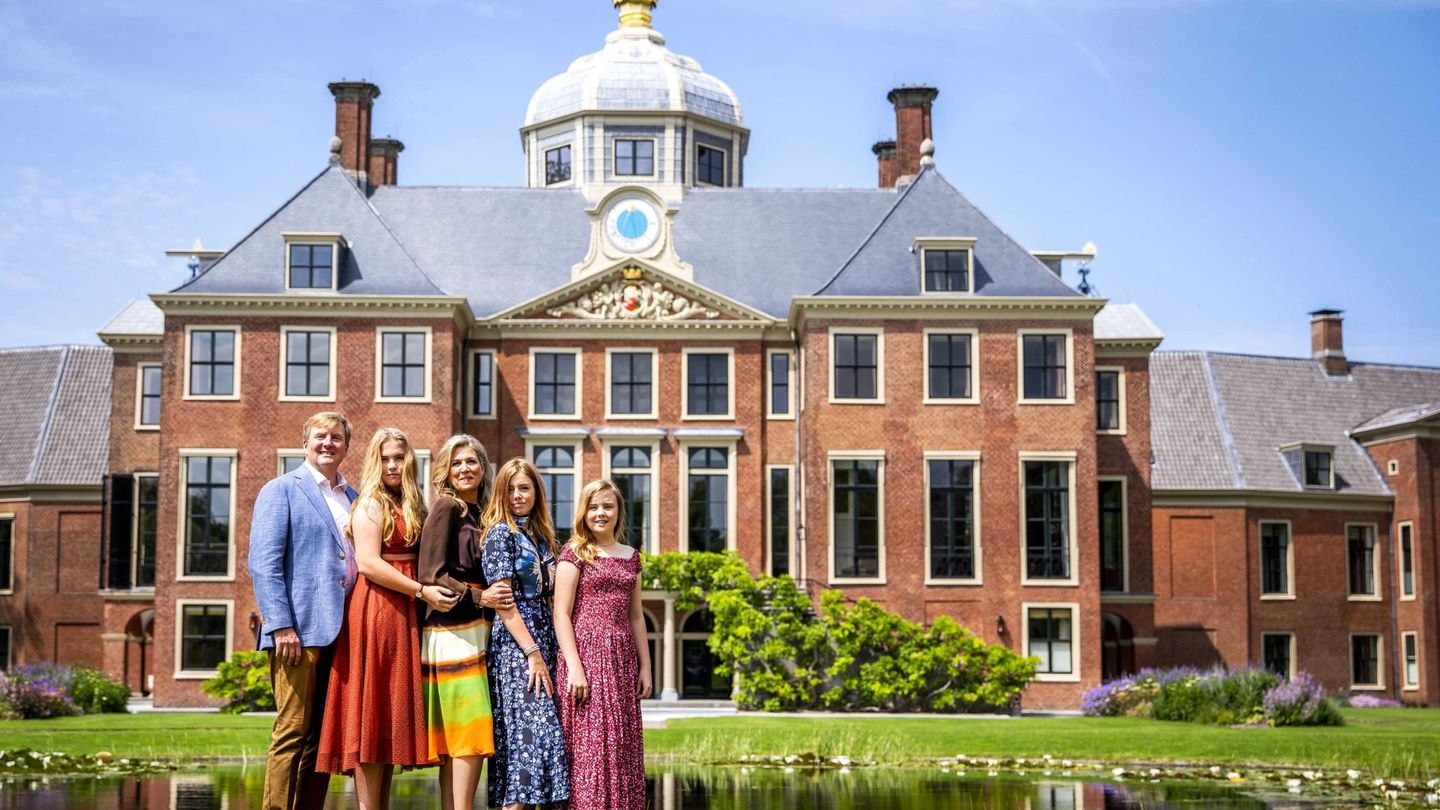Los reyes de Holanda posando junto a sus hijas en Huis ten Bosch. (EFE)