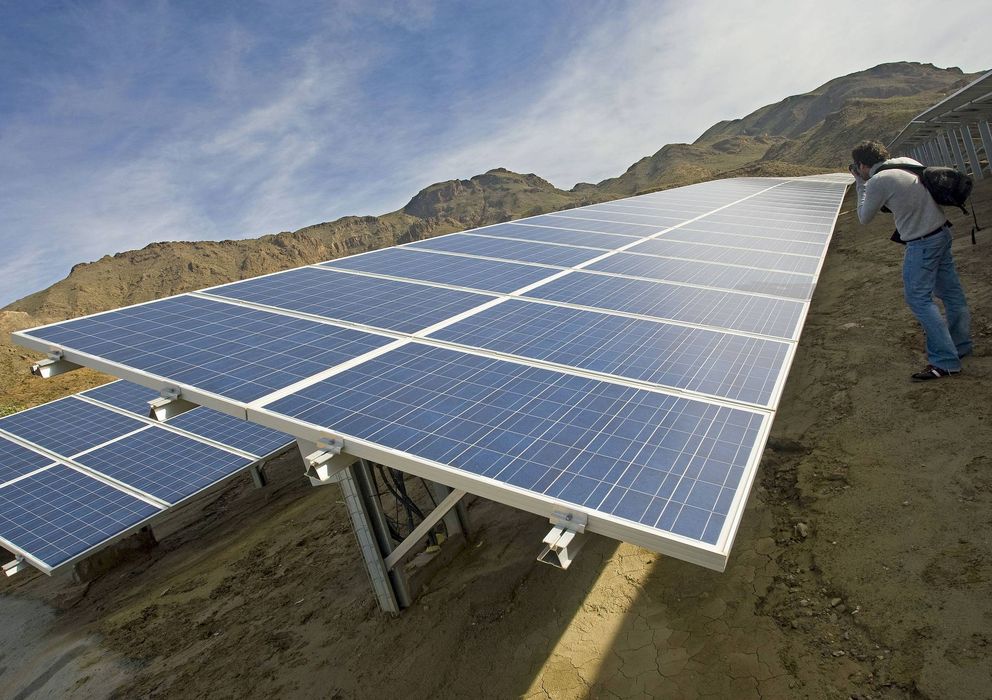 Foto:  Un fotógrafo toma unas imágenes de las placas de una planta solar fotovoltaica de 10 MW. (EFE)