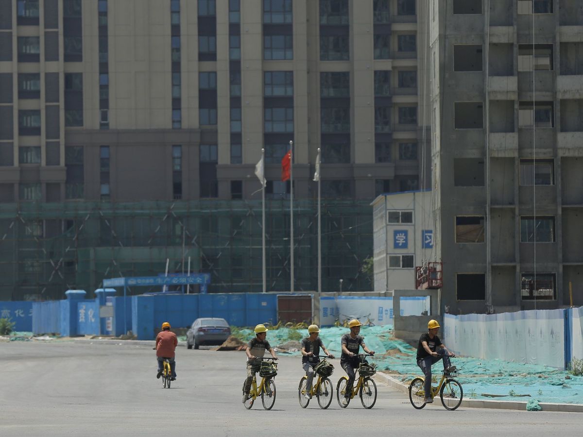 Foto: Trabajadores de una obra se desplazan en bicicleta. (Reuters)