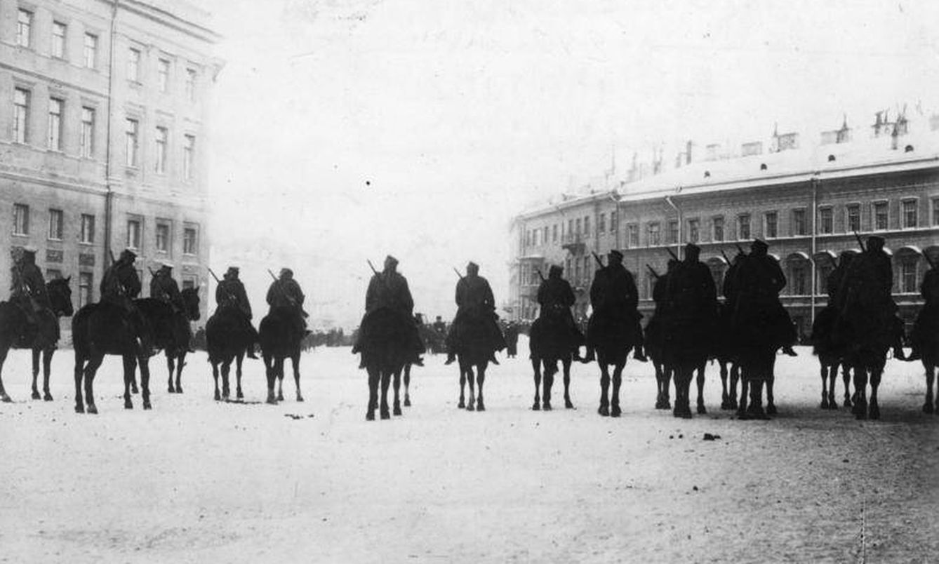 Tropas del zar en el Domingo Sangriento de 1905 en San Petersburgo