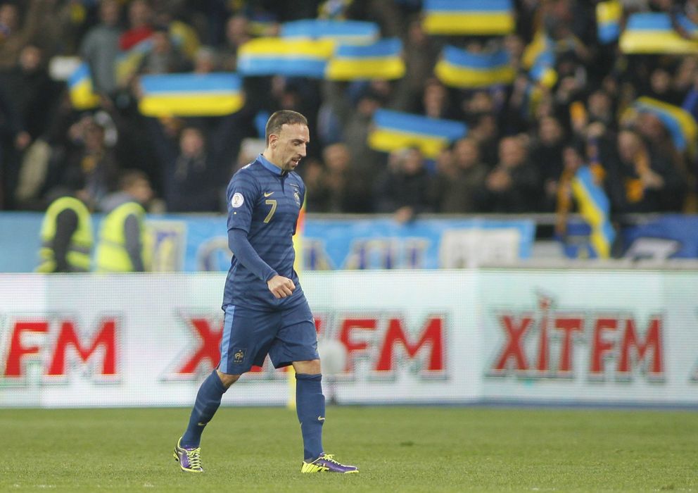 Foto: Ribéry abandona el estadio de Kiev cabizbajo (Efe).