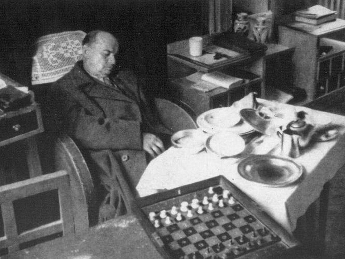 Foto: La famosa imagen de Alekhine una vez muerto. (CC)