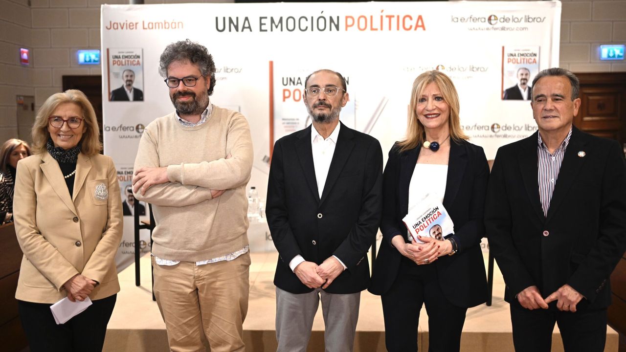 (2I-D) El escritor Sergio del Molino; el expresidente de Aragón Javier Lambán y la directora de 20minutos, Encarna Samitier. (Europa Press/Marcos Cebrián)