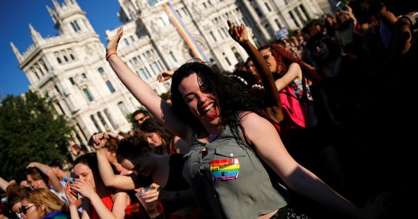 Foto: La manifestación por los derechos LGTBI el pasado año en Madrid, junto al Palacio de Cibeles. (Reuters)